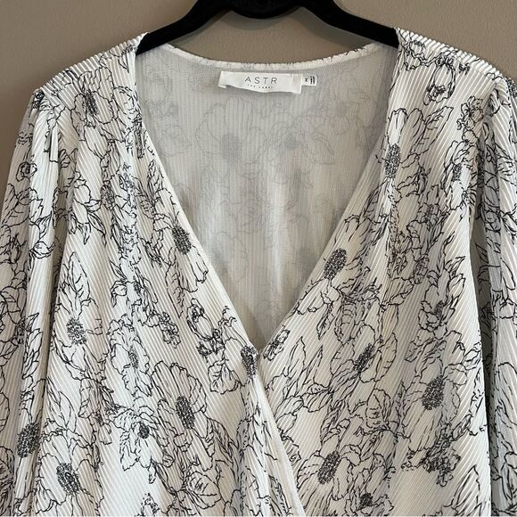 ✨ ASTR The Label Pleated Floral Faux Wrap Blouse White Black Medium - Picture 3 of 13